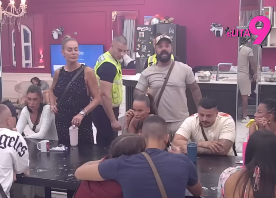HOROR U "ELITI 9" - KAČAVENDI UBACUJU ZMIJE U KREVET! Obezbeđenje je čuva sa svih strana, ovo bi moglo biti KOBNO!