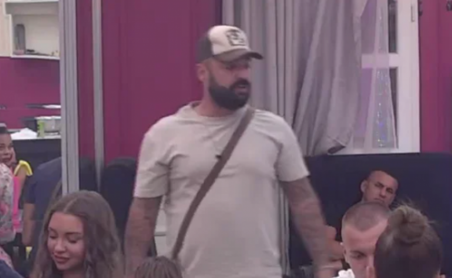 HOROR U "ELITI 9" - KAČAVENDI UBACUJU ZMIJE U KREVET! Obezbeđenje je čuva sa svih strana, ovo bi moglo biti KOBNO!
