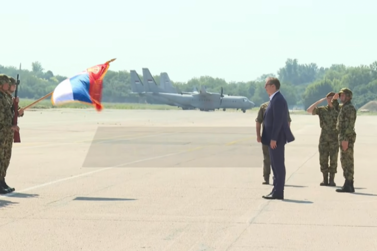 VOJSKA SRBIJE PREDSTAVLJA NOVO NAORUŽANJE I OPREMU! Vučić prisustvuje prikazu u Batajnici!