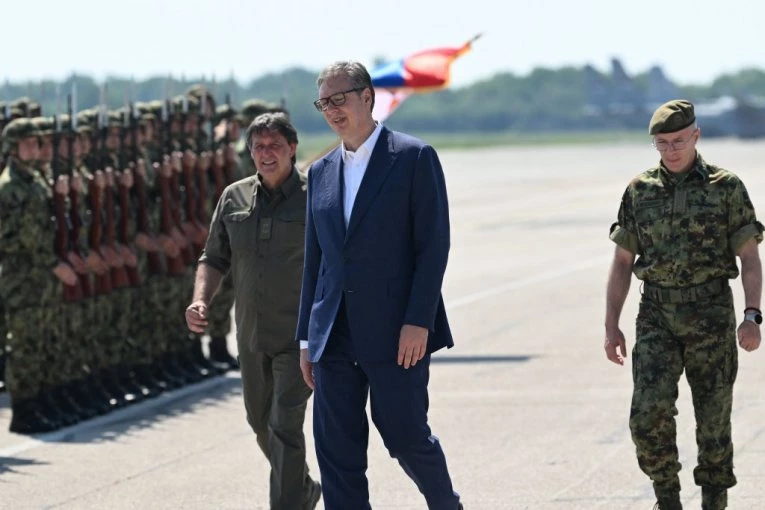VOJSKA SRBIJE DEMONSTRIRA SVOJU MOĆ! Vučić na Pasuljanskim livadama prati gađanje iz novih i modernizovanih sredstava!