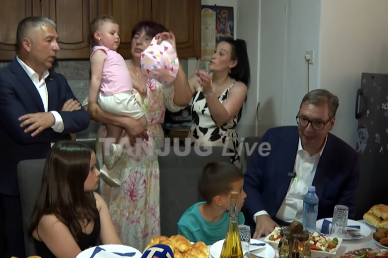 VUČIĆ U POSETI PORODICI VELJKOVIĆ: "Narod ovde nije bogat, ali su dobri domaćini! Petoro dece, BLAGO SRBIJE!