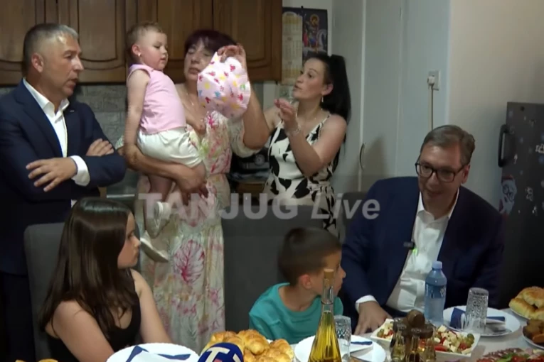 VUČIĆ U POSETI PORODICI VELJKOVIĆ: "Narod ovde nije bogat, ali su dobri domaćini! Petoro dece, BLAGO SRBIJE!