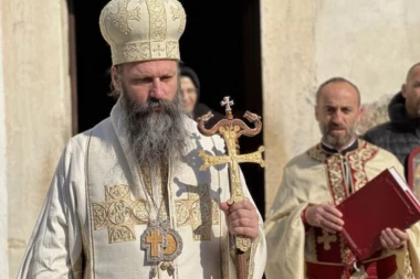 “CARSTVA DOLAZE I PROLAZE”: Odjeknula snažna poruka vladike Ilariona sa Gazimestana