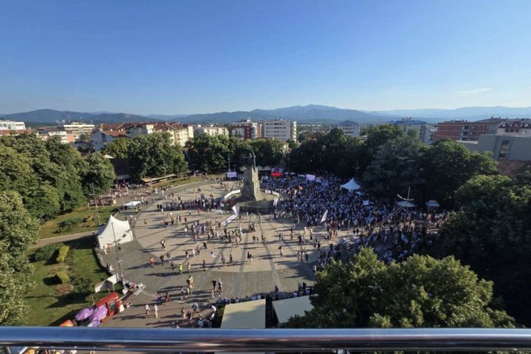 UPRAVO KAKO SU I REKLI - SVE SE VIDI NA VIDOVDAN! Mali trg u Kraljevu gotovo PRAZAN, puče i ovaj blokaderski skup! (FOTO)