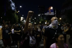 UŽAS U BRESNICI! Blokaderi napali autobus prepun putnika - UDARAJU PO VOZILU, VREĐAJU LJUDE... (VIDEO)