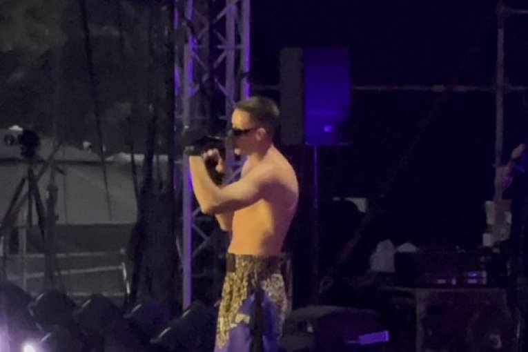 SKINUO SE GAZDA PAJA! Reper pokazao ISKLESANE MIŠIĆE, devojke u prvim redovima PALE U TRANS! (VIDEO)