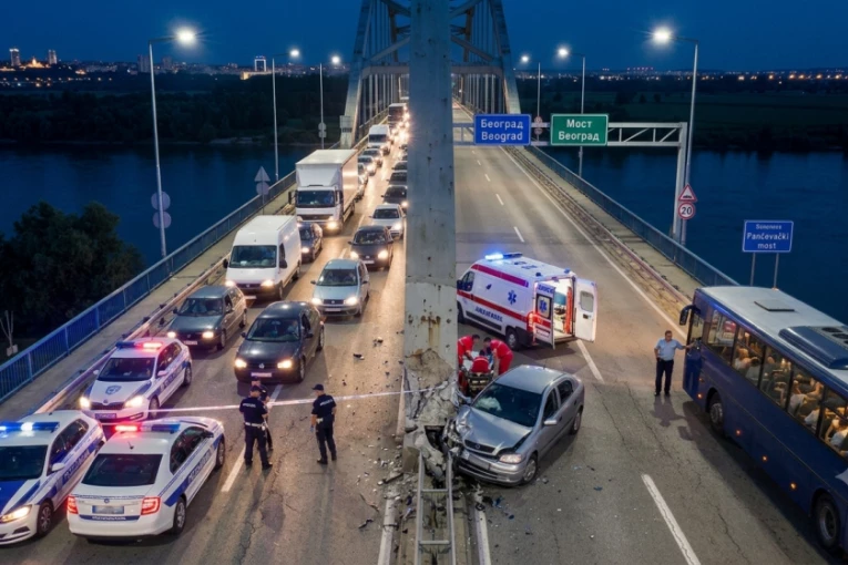 AUTOMOBILOM SE ZAKUCAO U STUB PANČEVAČKOG MOSTA! Na terenu i vatrogasci - Jeziva nesreća u Beogradu!