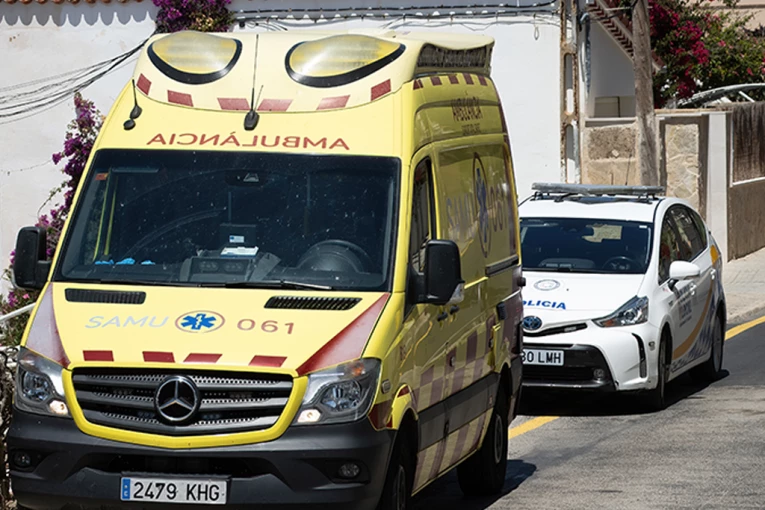 HOROR NA KIPRU! Dva deteta (8 i 10) nađena mrtva u užarenom automobilu - UHAPŠENI OTAC I MAĆEHA!