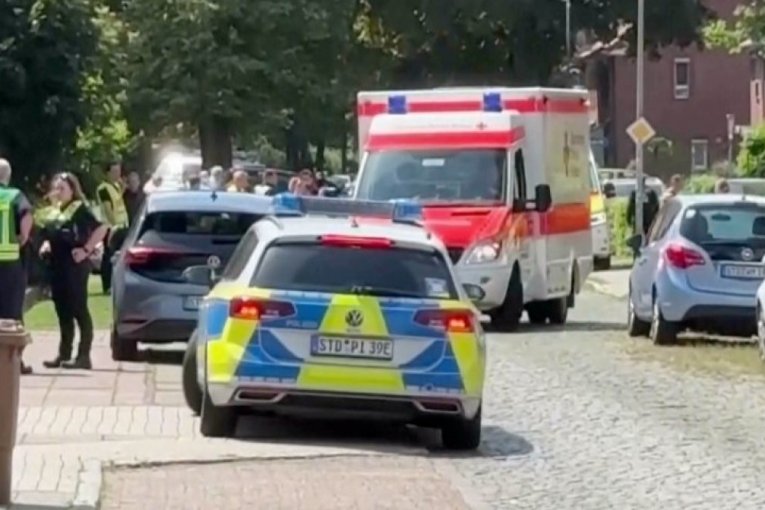 "ČULI SU SE VRISCI, ISPALJENO JE VIŠE OD 10 HITACA!" Potpuni HAOS u Nemačkoj nakon pucnjave: Muškarac i žena pokušali da pobegnu sa lica mesta! (FOTO, VIDEO)