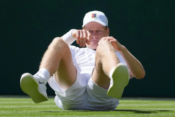 NOVAK ĐOKOVIĆ GLEDA I NE VERUJE: Janik Siner pobegao od Srbina pred polufinale Vimbldona