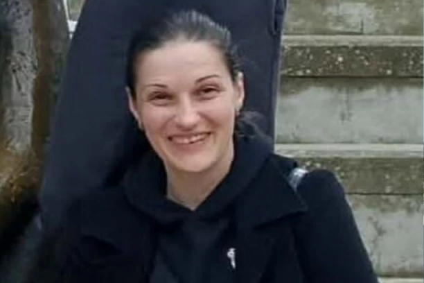 AKO VIDITE OVU ŽENU, OBAVEZNO POZOVITE POLICIJU! Upućen apel za pomoć!