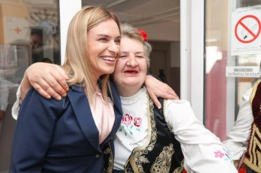 Đurđević Stamenkovska posetila Ljuboviju: Može biti kriza u svetu, ali u Srbiji ne sme da bude kriza ni u jednom domaćinstvu