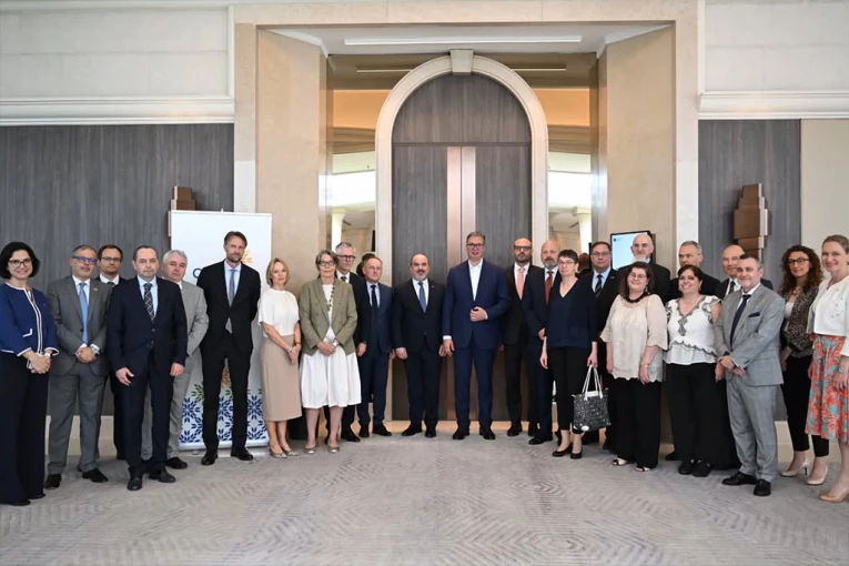 "ODLIČAN RAZOGOVRO SA AMBASADORIMA DRŽAVA ČLANICA EU!" Vučić razgovarao o politici proširenja i evropskom putu Srbije! (FOTO)