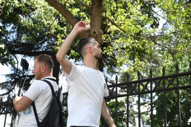 HAOS U TIRANI! Veliki protest ispred parlamenta Albanije - gađali jajima i flašama policiju, usledilo hapšenje!