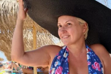 LUDILO NA PLAŽI! Maja Nikolić UHVAĆENA U STRASTVENOM ZANOSU sa mužem: Zajašila ležaljku, pa objavila snimak VRELIH POLJUBACA od kojih zastaje dah!