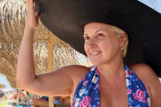 LUDILO NA PLAŽI! Maja Nikolić UHVAĆENA U STRASTVENOM ZANOSU sa mužem: Zajašila ležaljku, pa objavila snimak VRELIH POLJUBACA od kojih zastaje dah!