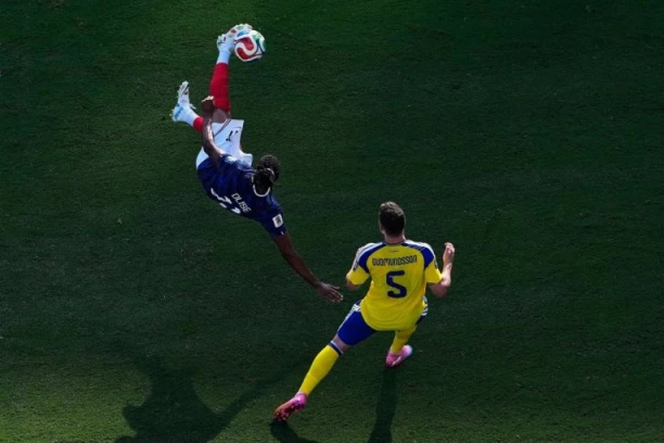 FRANCUSKA - ŠVEDSKA: Gol! Ali, šta se sve dešava na ovom meču?! (VIDEO)