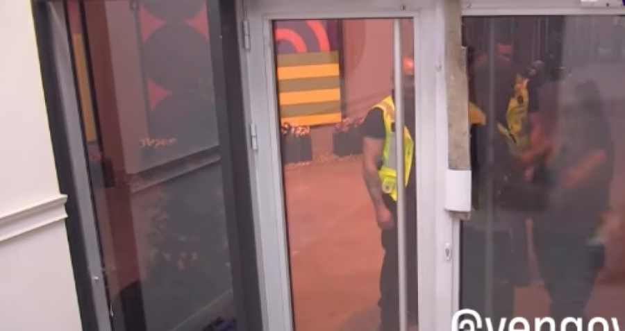 DIVLJAČKA TUČA MAJE I ASMINA: Šutirala ga, on nju istresao - OBEZBEĐENJE ALARMIRANO! (VIDEO)
