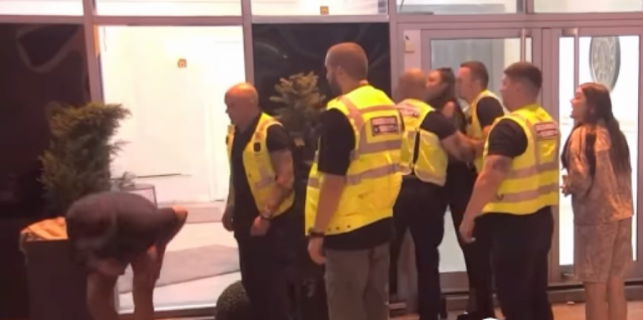 DIVLJAČKA TUČA MAJE I ASMINA: Šutirala ga, on nju istresao - OBEZBEĐENJE ALARMIRANO! (VIDEO)