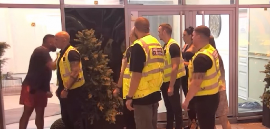 DIVLJAČKA TUČA MAJE I ASMINA: Šutirala ga, on nju istresao - OBEZBEĐENJE ALARMIRANO! (VIDEO)