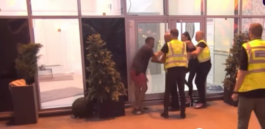DIVLJAČKA TUČA MAJE I ASMINA: Šutirala ga, on nju istresao - OBEZBEĐENJE ALARMIRANO! (VIDEO)