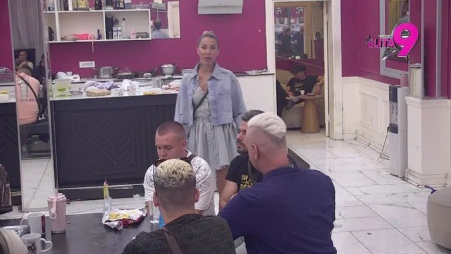 ŠTEK-MAMA NA STUBU SRAMA! Zaklela se u porodicu da nije dala Filipu u ekonomskom dvorištu, POSTELJINA IH RASKRINKALA! (VIDEO)