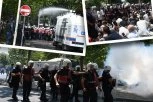 OPŠTI HAOS ISPRED PARLAMENTA U TIRANI! Demonstranti gađali poslanike jajima - policija uzvratila suzavcem, biber-sprejom i vodenim topovima! (VIDEO)