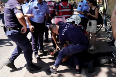 A ZA PREMIJERA - BETONSKA TORTA I PESNICE POLICIJI! Ediju Rami preseo rođendan, NOVI HAOS U PRESTONICI (VIDEO)