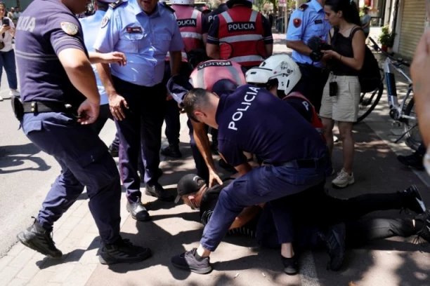A ZA PREMIJERA - BETONSKA TORTA I PESNICE POLICIJI! Ediju Rami preseo rođendan, NOVI HAOS U PRESTONICI (VIDEO)