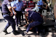 A ZA PREMIJERA - BETONSKA TORTA I PESNICE POLICIJI! Ediju Rami preseo rođendan, NOVI HAOS U PRESTONICI (VIDEO)