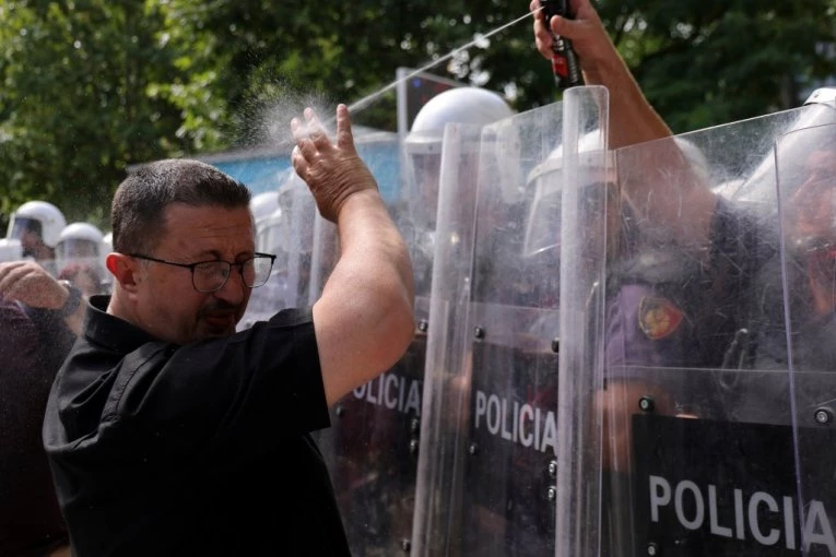 HAOS U TIRANI! Protesti eskalirali, policija hapsila demonstrante, ulice pod opsadom! (FOTO, VIDEO)