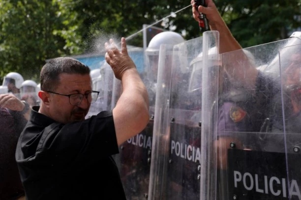 HAOS U TIRANI! Protesti eskalirali, policija hapsila demonstrante, ulice pod opsadom! (FOTO, VIDEO)