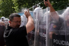 HAOS U TIRANI! Protesti eskalirali, policija hapsila demonstrante, ulice pod opsadom! (FOTO, VIDEO)