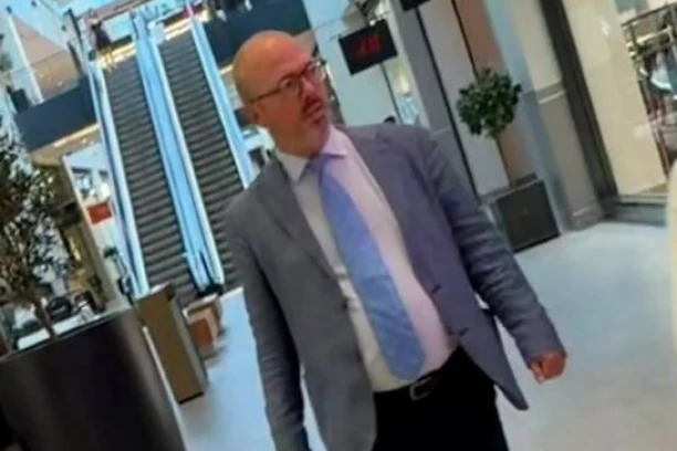 BLOKADERI UHVAĆENI KAKO SE DIVE VUČIĆEVOM DELU! Kritikovali "Galeriju" i Beograd na vodi, ali ipak uživaju u njoj! (FOTO)