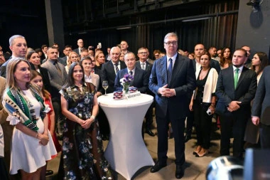 VUČIĆ NA PRIJEMU U AMBASADI SAD U BEOGRADU! Amerika obeležava 250 godina nezavisnosti! (FOTO, VIDEO)