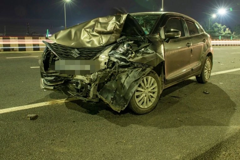 ZAKUCAO SE U STUB ULIČNE RASVETE U NOVOM SADU! Od automobila malo šta ostalo! (FOTO)