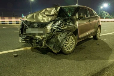 ZAKUCAO SE U STUB ULIČNE RASVETE U NOVOM SADU! Od automobila malo šta ostalo! (FOTO)
