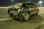 ZAKUCAO SE U STUB ULIČNE RASVETE U NOVOM SADU! Od automobila malo šta ostalo! (FOTO)