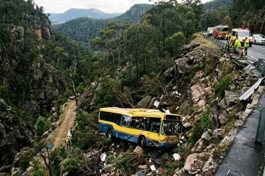 PUTNIČKI AUTOBUS SURVAO SE U PROVALIJU! Najmanje 40 MRTVIH u JEZIVOJ NESREĆI, vozilo bilo PREPUNO! (VIDEO)
