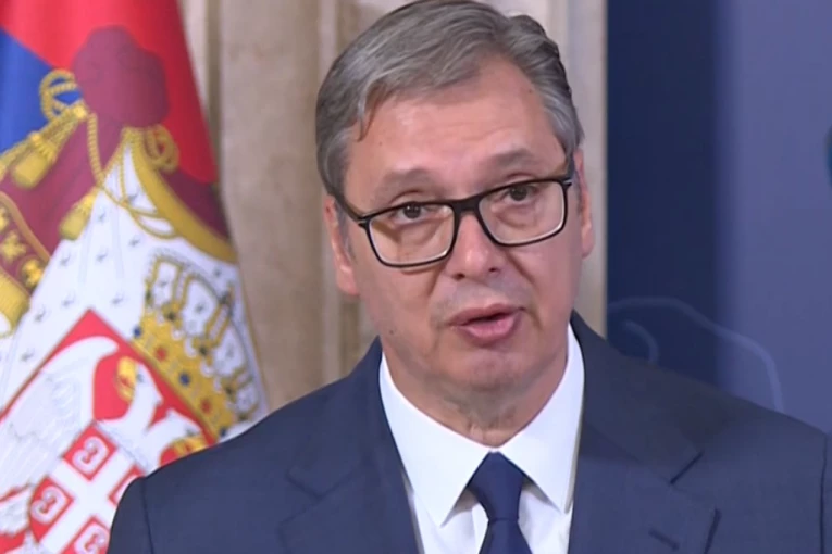 "SLUŽIM SAMO SRBIJI I SVOM NARODU!" Vučić se oglasio snažnom porukom - Ja sam slobodan čovek! (FOTO)