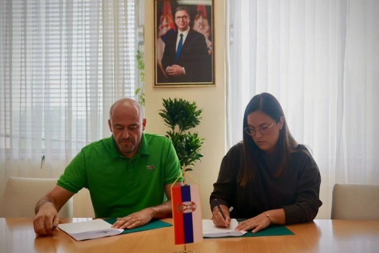 GRADI SE NOVIH DESET KILOMETARA KANALIZACIONE MREŽE U VELIKOM GRADIŠTU! Ministarka Pavkov potpisala važan ugovor za zaštitu Dunava! (FOTO)