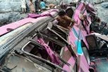 JEZIVA TRAGEDIJA! Školski autobus pun dece SLETEO sa puta i PREVRNUO SE – NAJMANJE 20 UČENIKA POGINULO! (VIDEO)