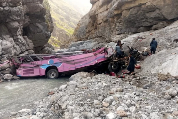 NAJMANJE 40 POGINULIH! Posle svađe putnika i vozača pretrpan autobus sleteo u provaliju - HOROR U PAKISTANU! (UZNEMIRUJUĆI FOTO, VIDEO)