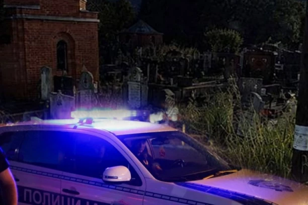 OSKRNAVLJENO 35 GROBNICA, RAZVALJIVALI I SANDUKE...! Horor na Mokroluškom groblju - Više policijskih patrola na licu mesta!