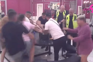 PODIVLJALI TAKMIČARI POSKAKALI NA STO, A ONO ŠTO JE USLEDILO IZAZIVA MUČNINU! Ove prizore niko ne bi smeo da vidi - SAMO ZA JAK ŽELUDAC! (GALERIJA)