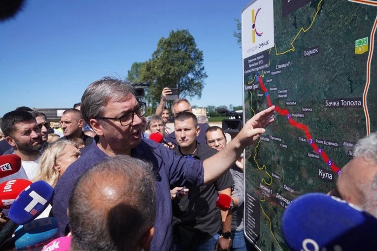 "ČUDESNO JE KAKO SMO IZGRADILI OVE PUTEVE!" Vučić obišao radove na brzoj saobraćajnici "Osmeh Srbije": Ovo je investicija koja će trajno promeniti život ljudi! (FOTO)