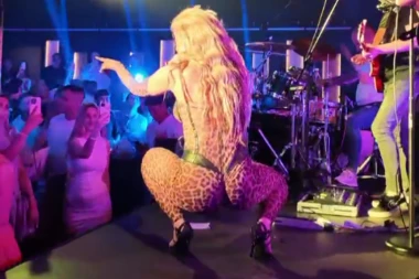 TRESLA SE GRČKA: Tea Tairović u nikad izazovnijem izdanju održala koncert u prepunom klubu, pa zapevala na njihovom jeziku (FOTO+VIDEO)