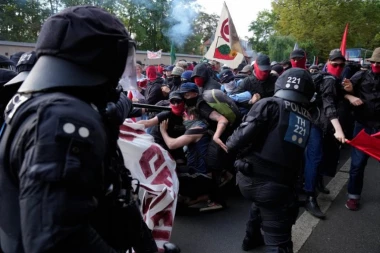 PALA KRV NA PROTESTU! Demonstranti pokušali da prekinu skup AfD, usledila ŽESTOKA TUČA SA POLICIJOM! (VIDEO)