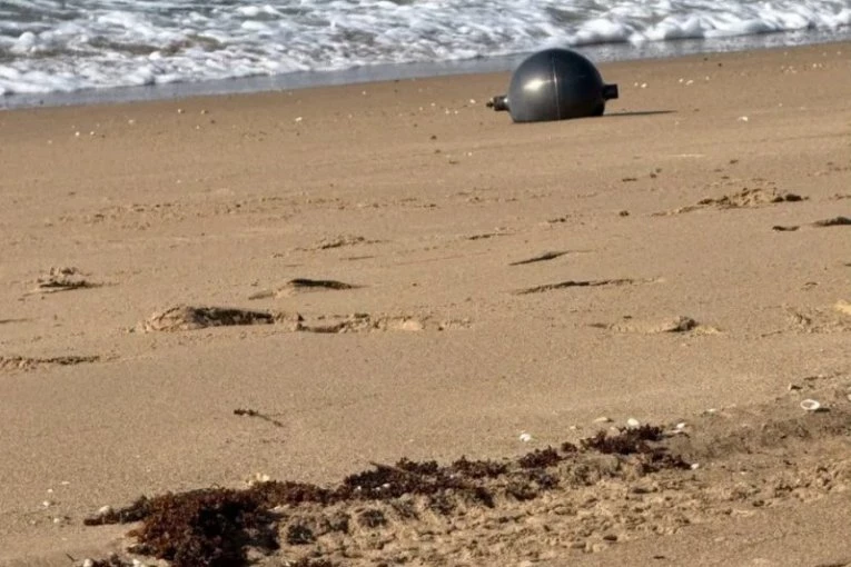MISTERIOZNE LOPTE SE POJAVILE NA PLAŽAMA! Naučnici sumnjaju da su stigle iz svemira!