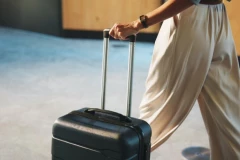 ŠTA JE BRE OVO? Avio-kompanija od 2027. uvodi naplatu PRETINACA iznad sedišta za ručni prtljag!